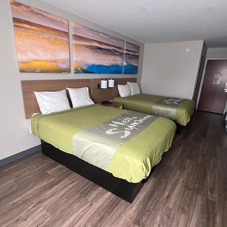 Days Inn By Wyndham Louisburg Екстериор снимка