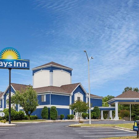 Days Inn By Wyndham Louisburg Екстериор снимка