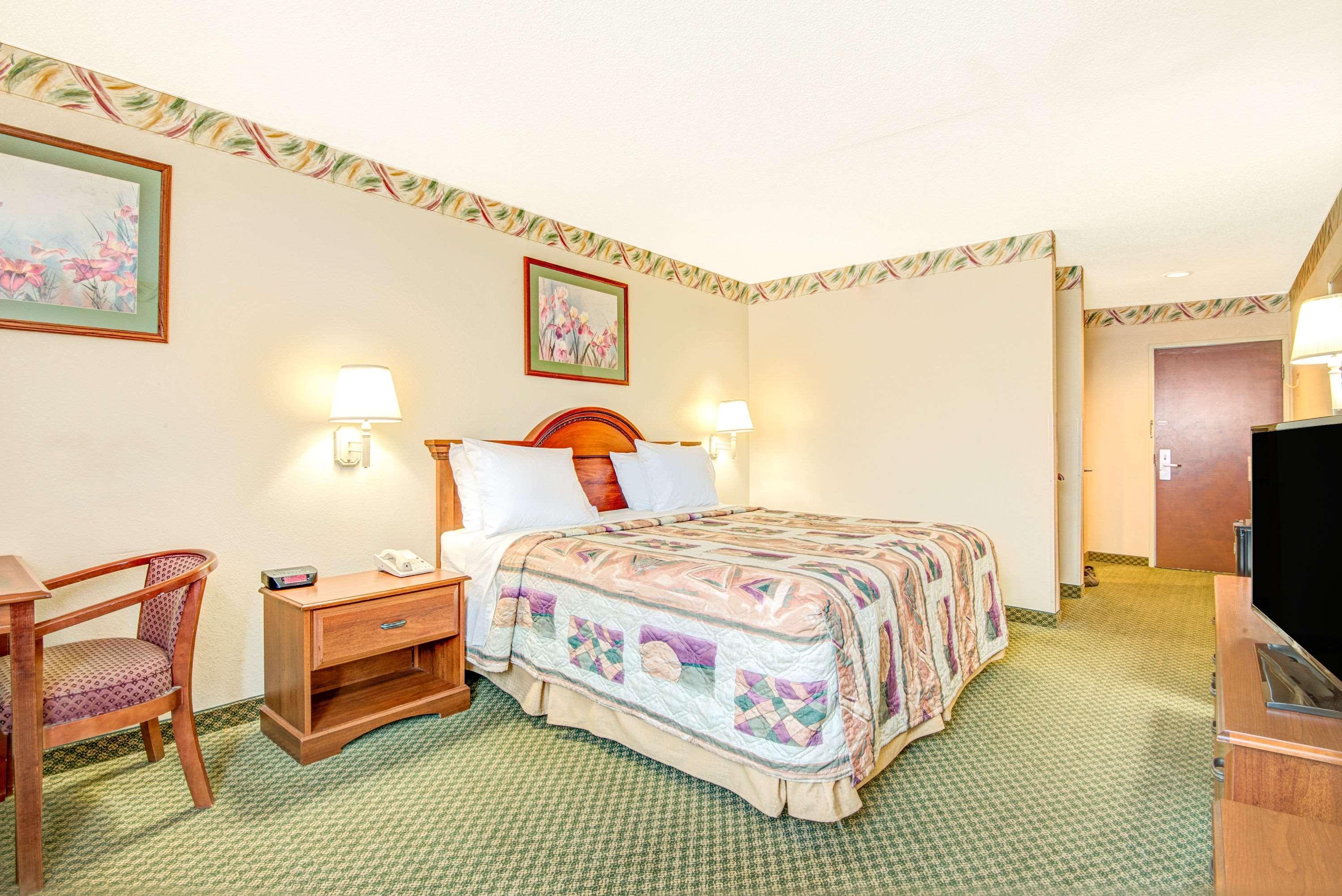 Days Inn By Wyndham Louisburg Екстериор снимка
