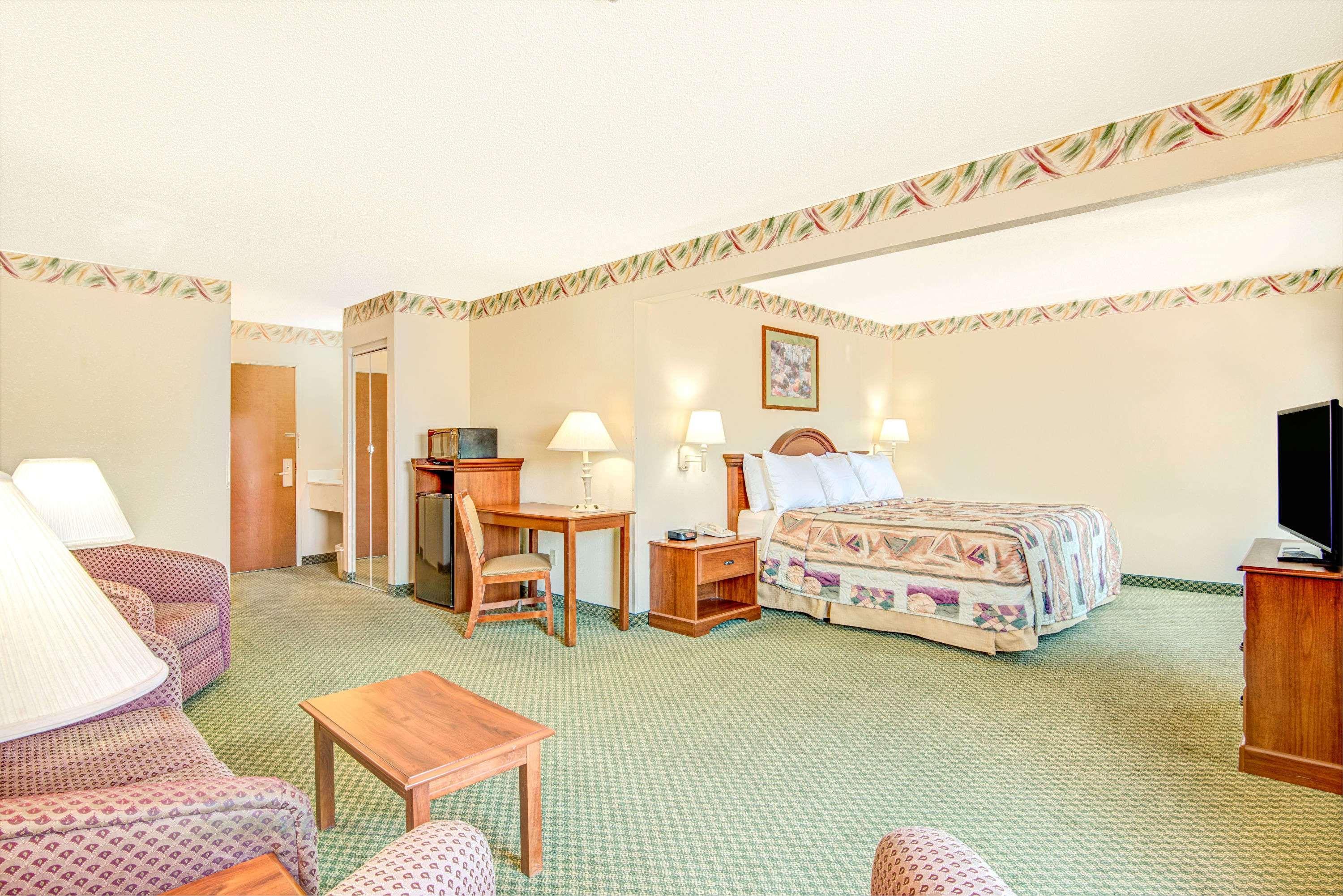 Days Inn By Wyndham Louisburg Екстериор снимка