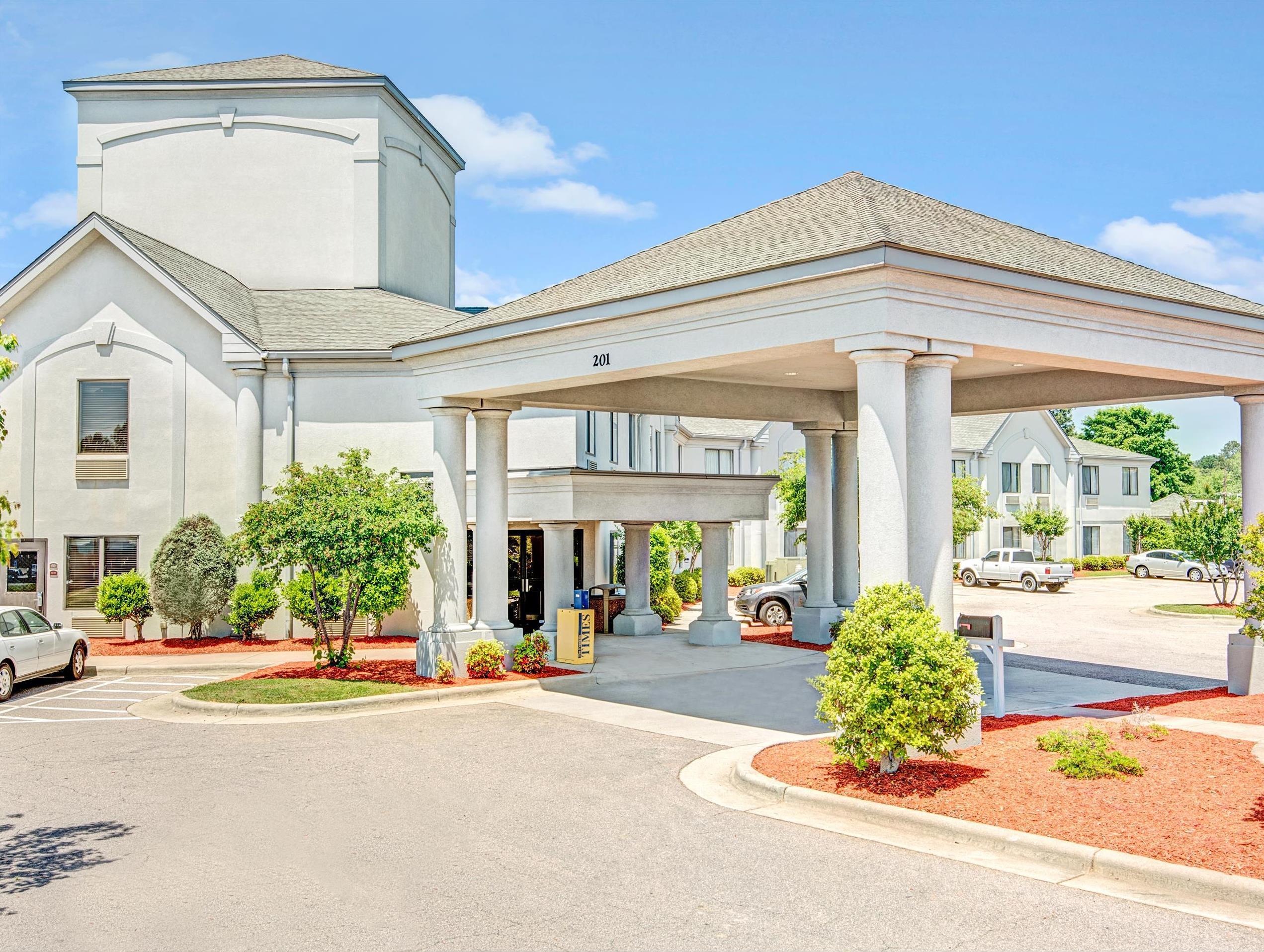 Days Inn By Wyndham Louisburg Екстериор снимка