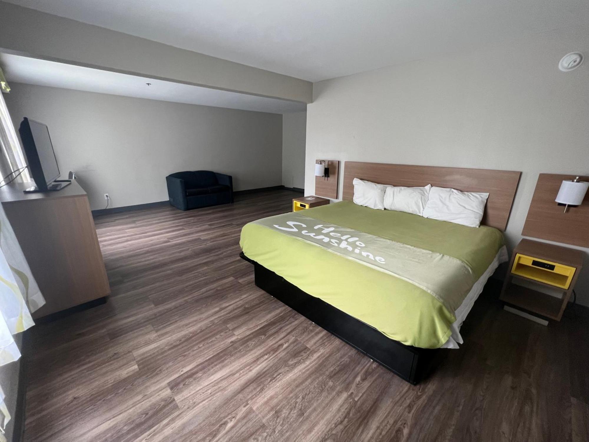 Days Inn By Wyndham Louisburg Екстериор снимка