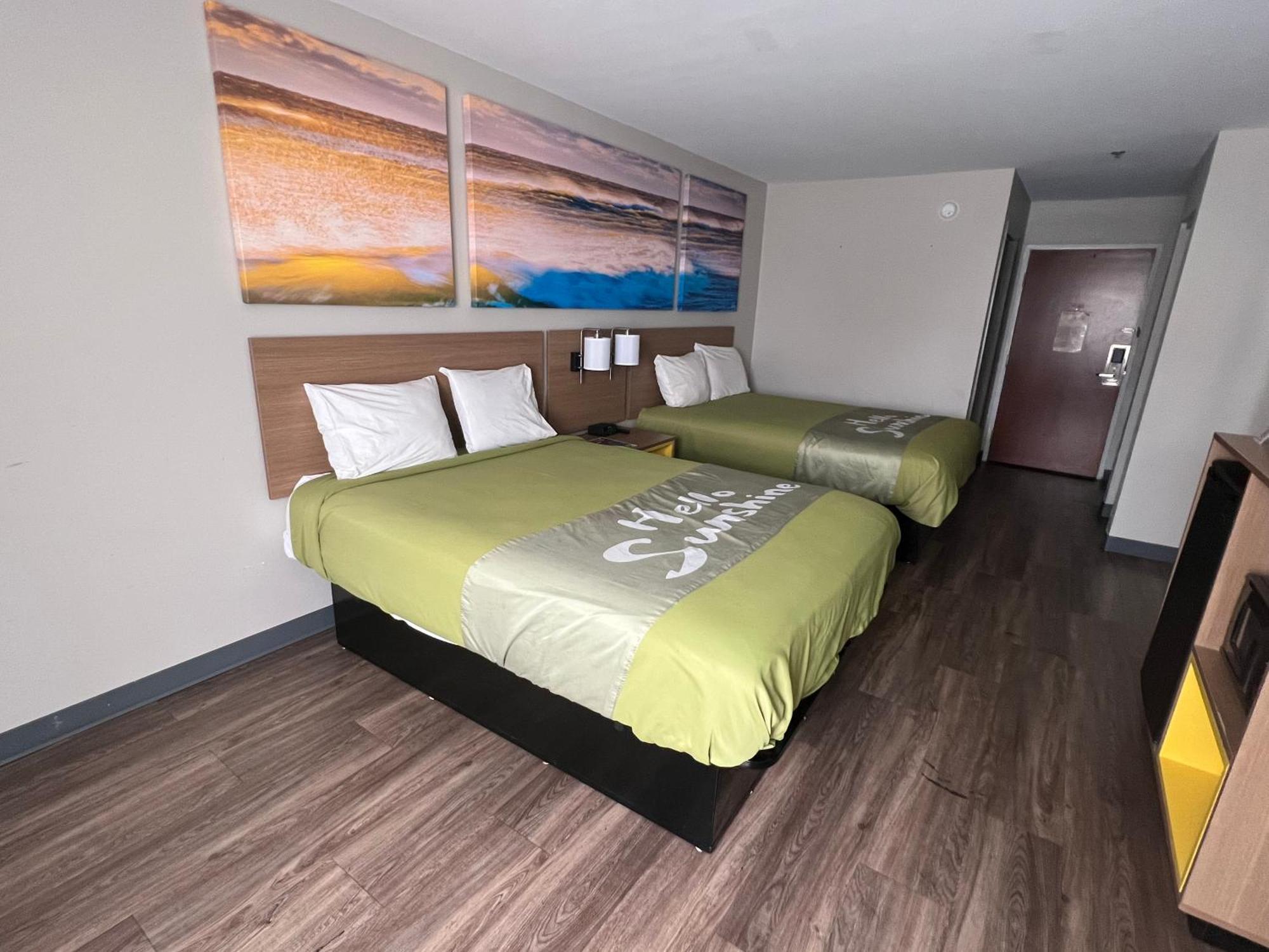 Days Inn By Wyndham Louisburg Екстериор снимка