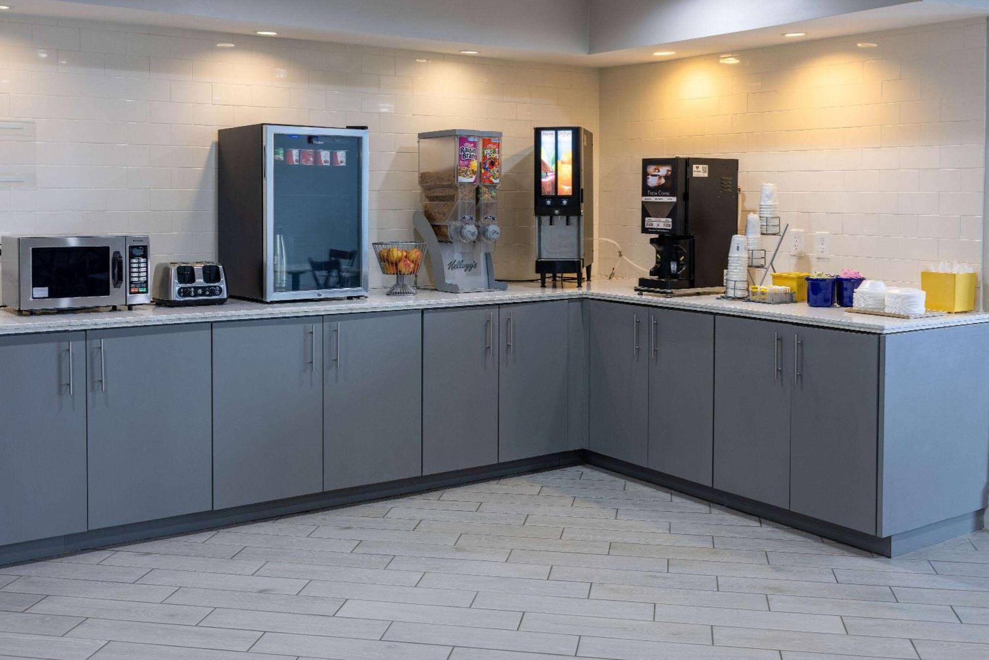 Days Inn By Wyndham Louisburg Екстериор снимка