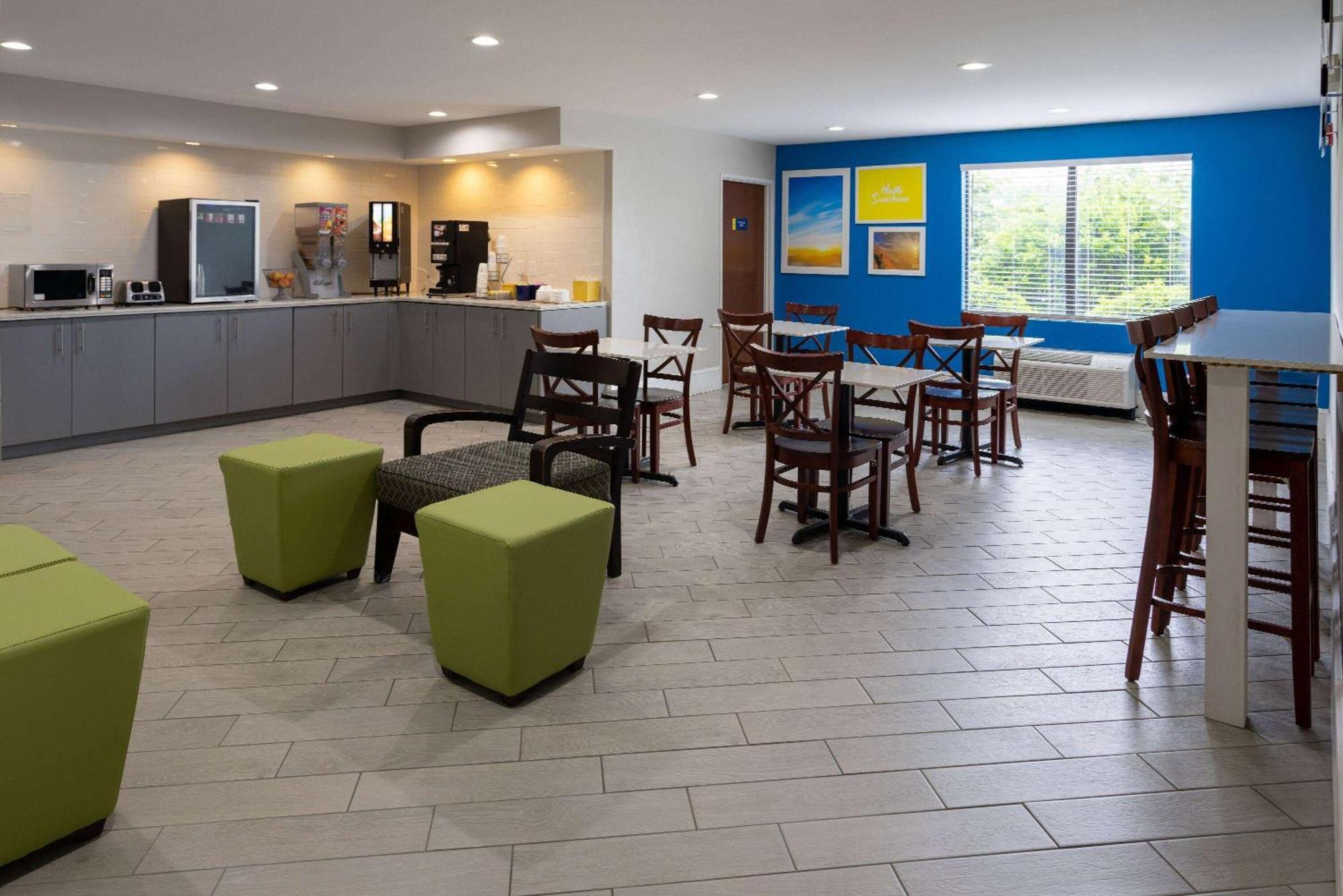Days Inn By Wyndham Louisburg Екстериор снимка