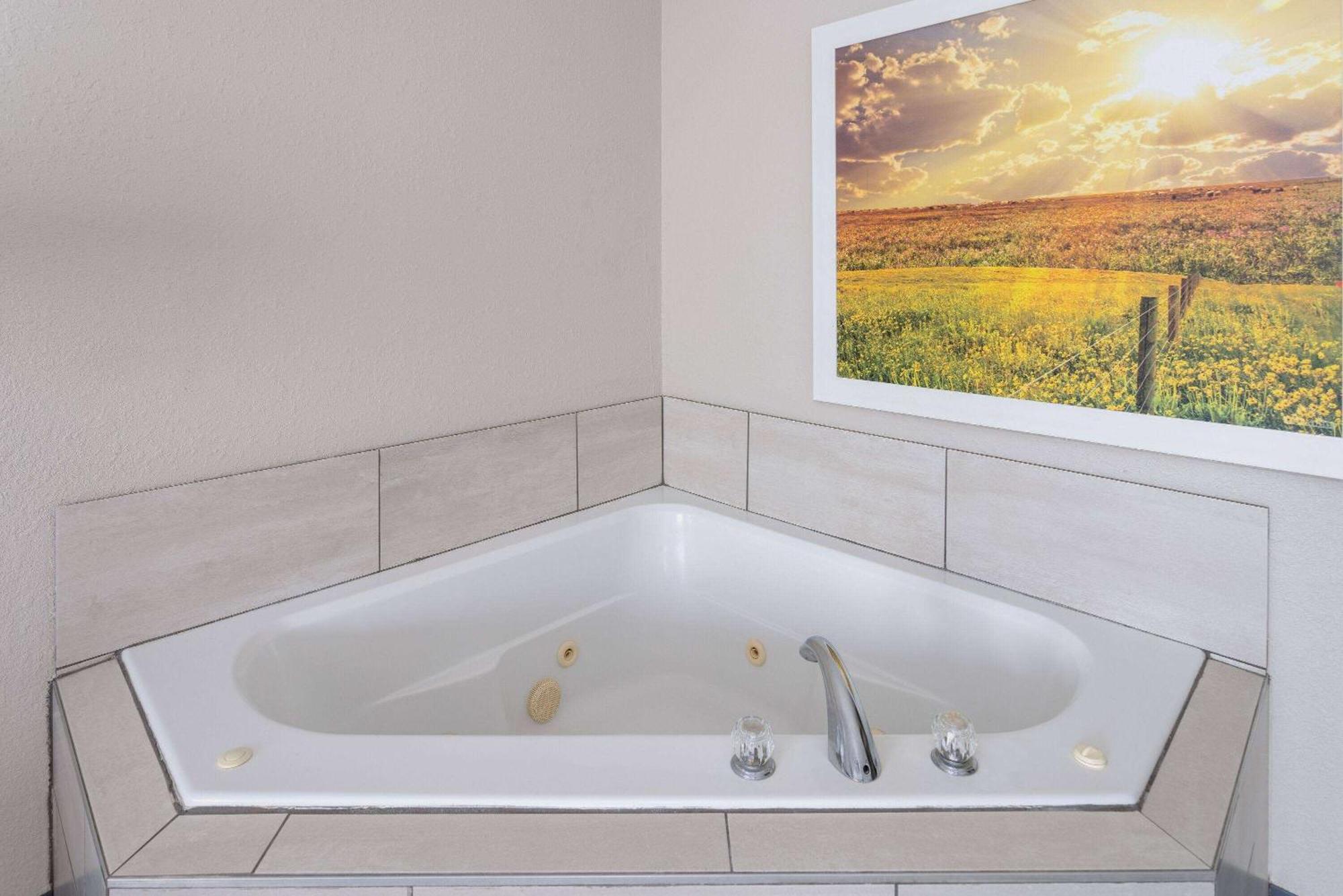 Days Inn By Wyndham Louisburg Екстериор снимка