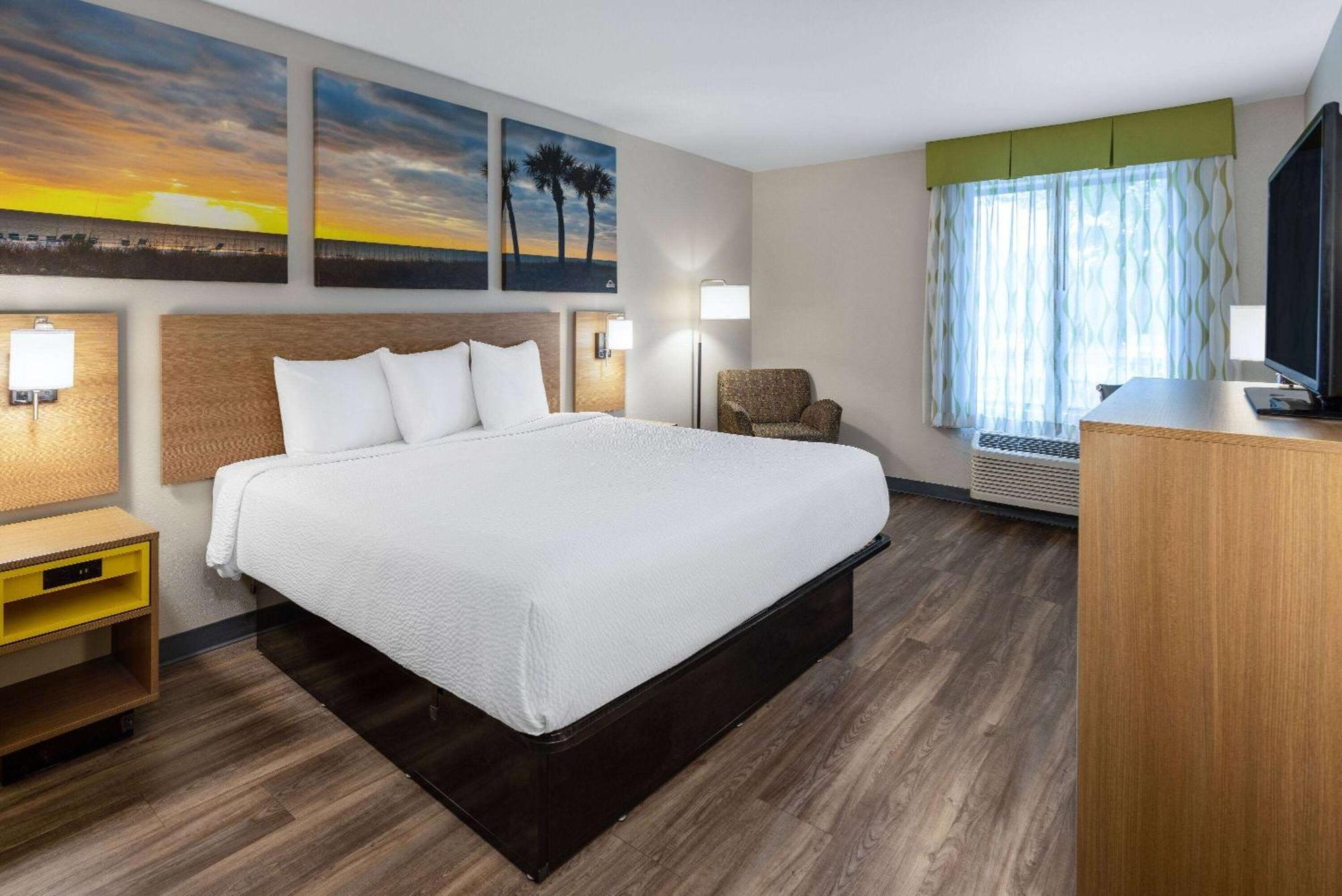 Days Inn By Wyndham Louisburg Екстериор снимка