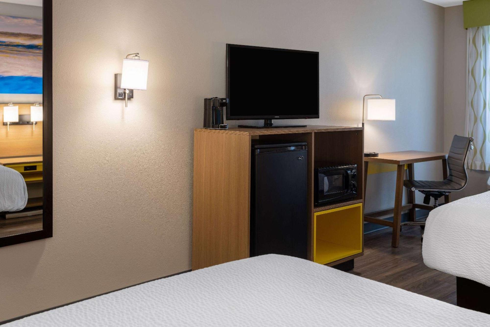 Days Inn By Wyndham Louisburg Екстериор снимка