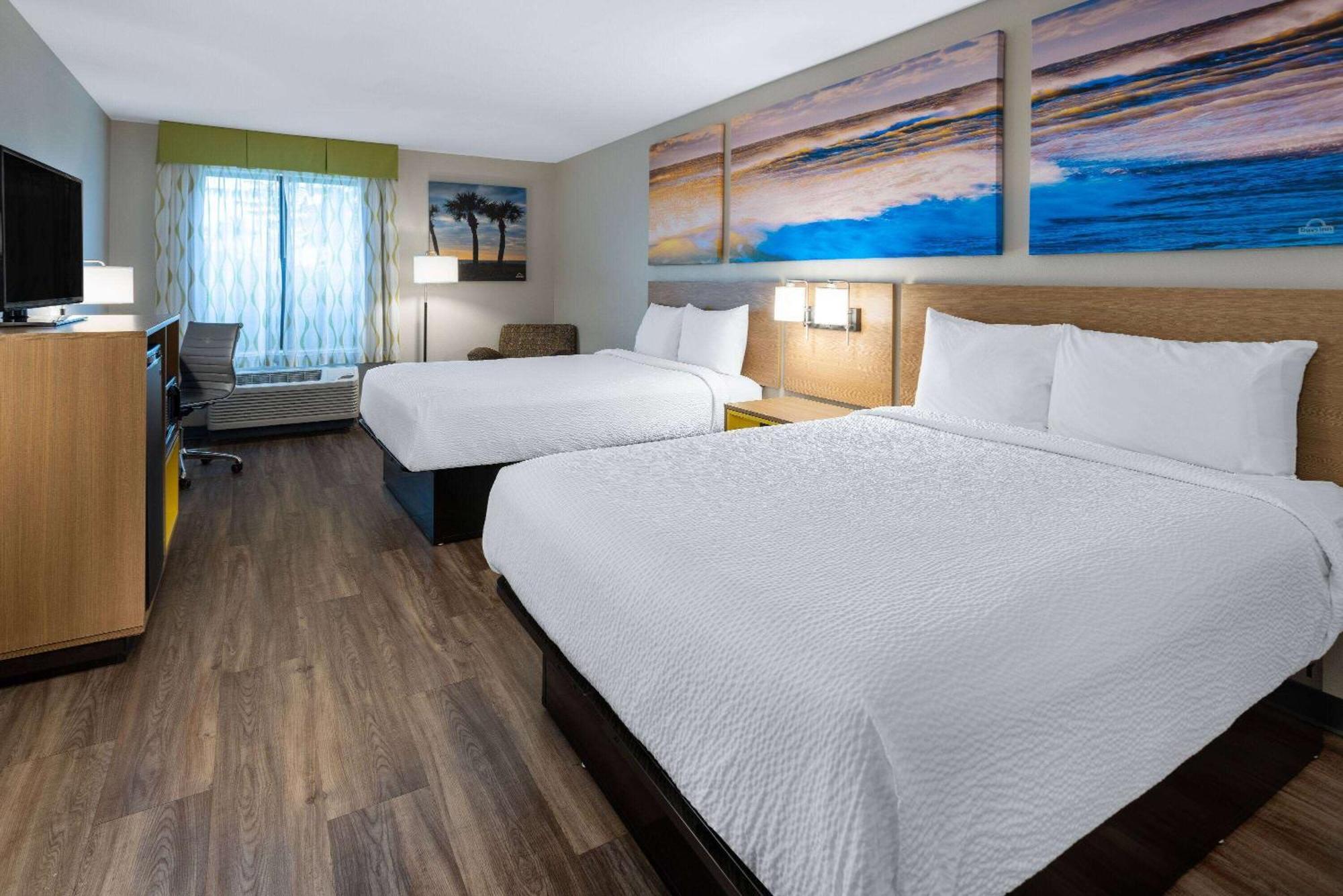 Days Inn By Wyndham Louisburg Екстериор снимка