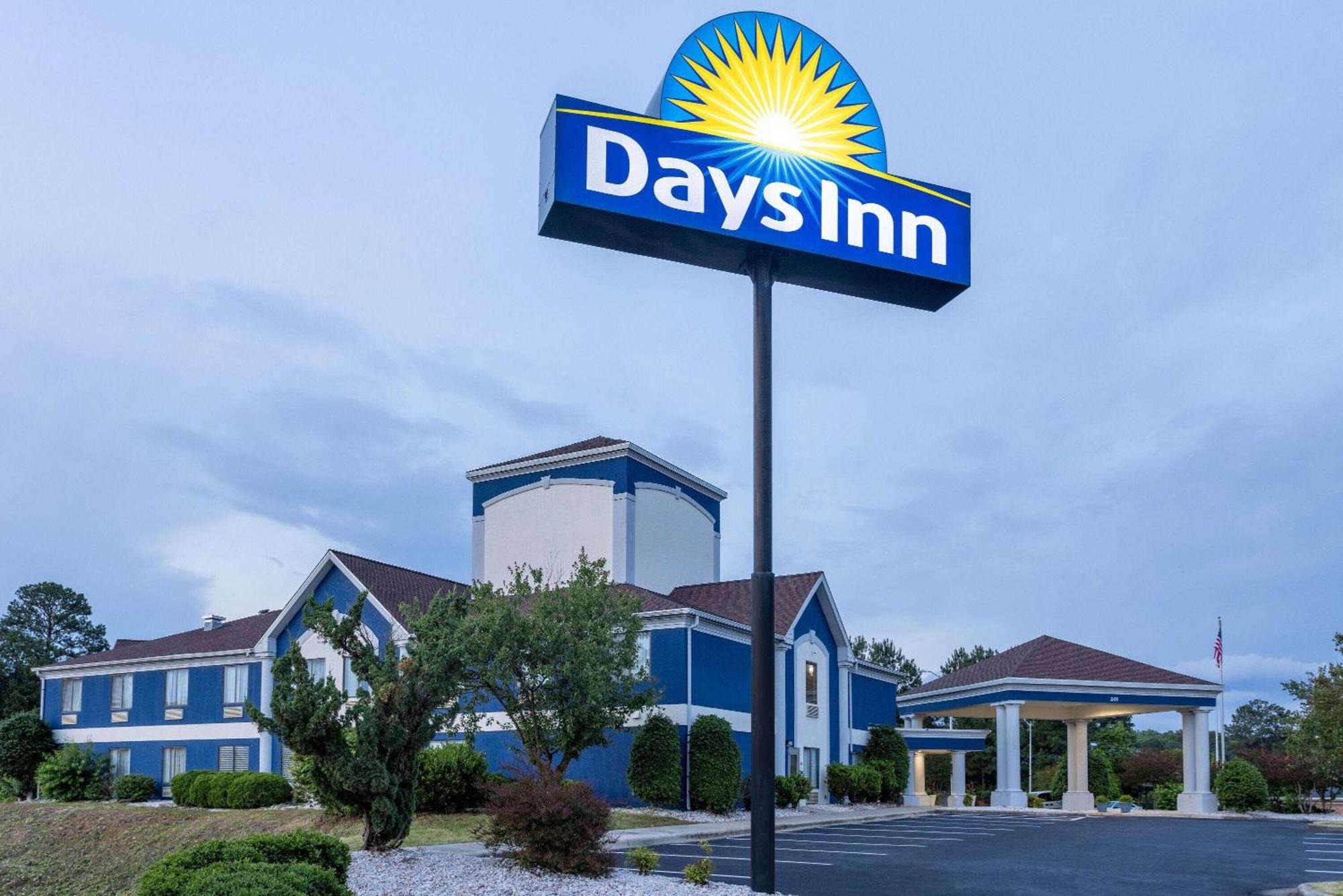Days Inn By Wyndham Louisburg Екстериор снимка
