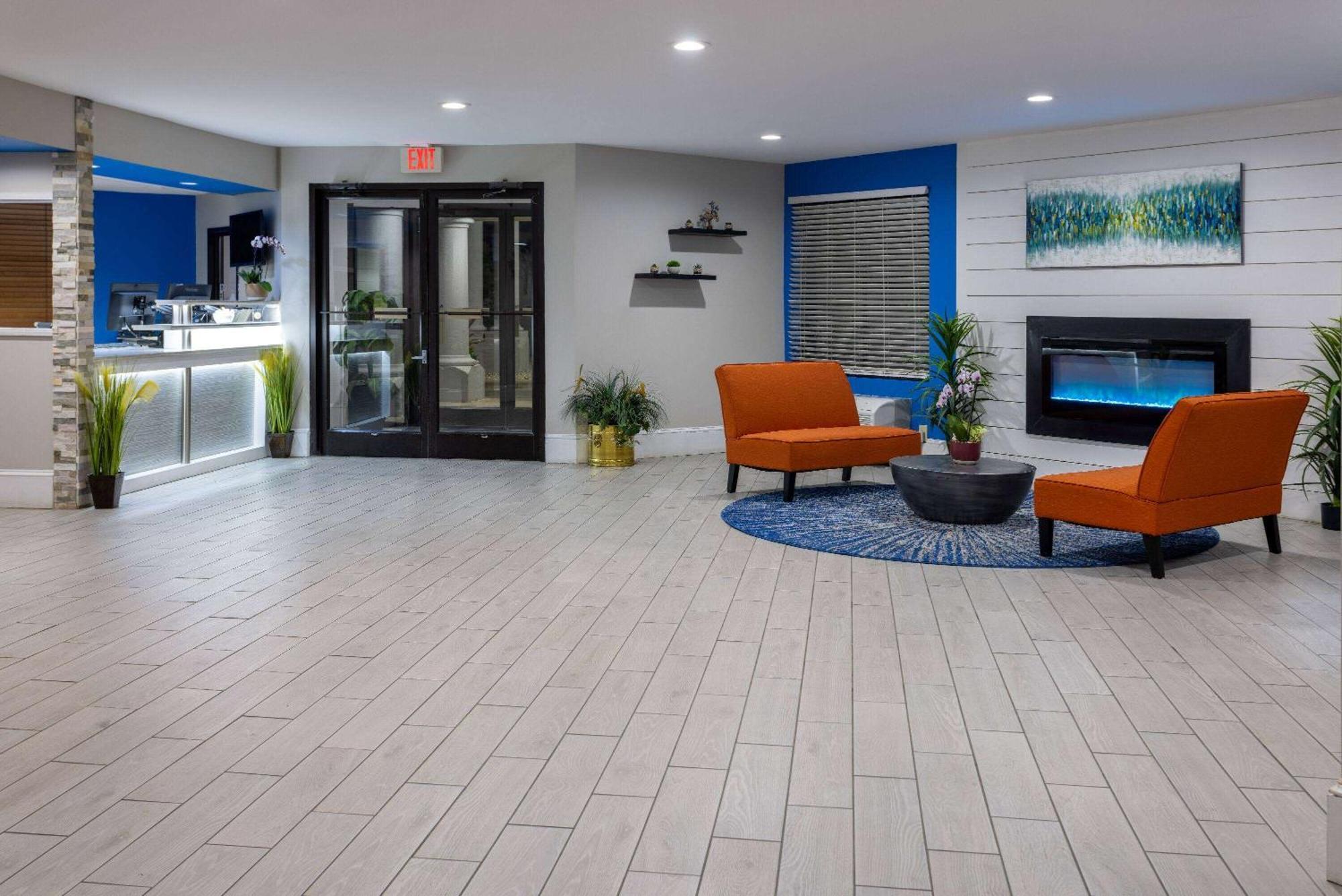 Days Inn By Wyndham Louisburg Екстериор снимка