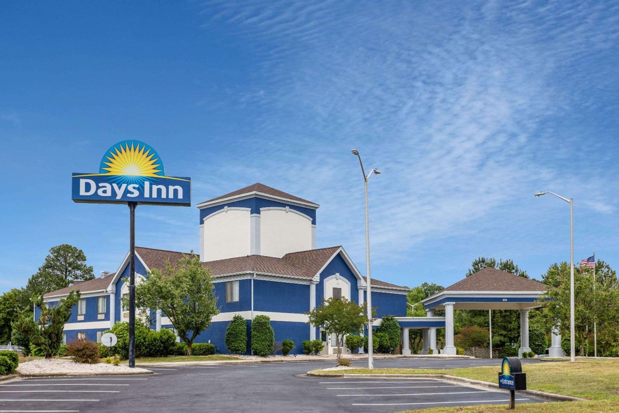 Days Inn By Wyndham Louisburg Екстериор снимка