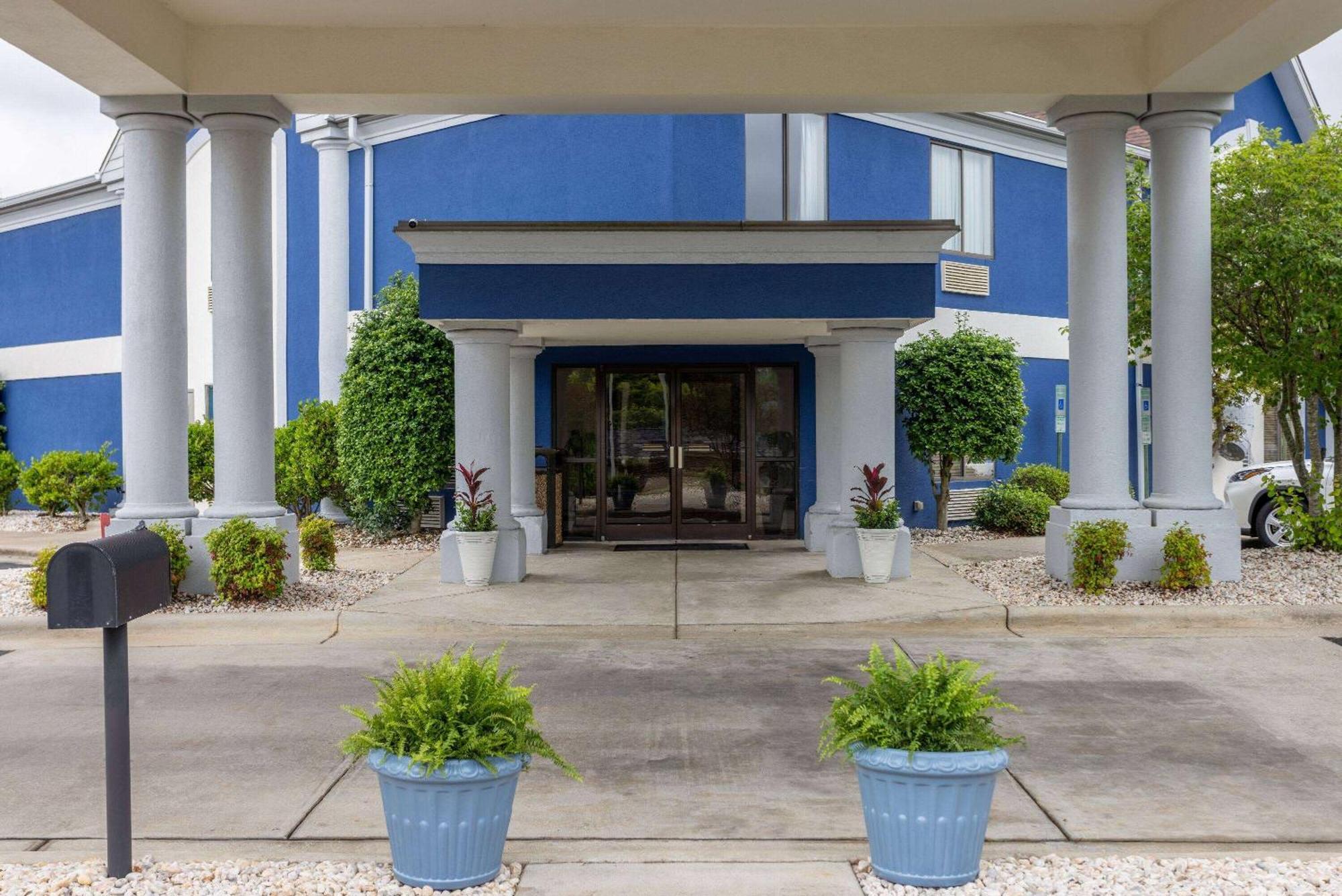 Days Inn By Wyndham Louisburg Екстериор снимка