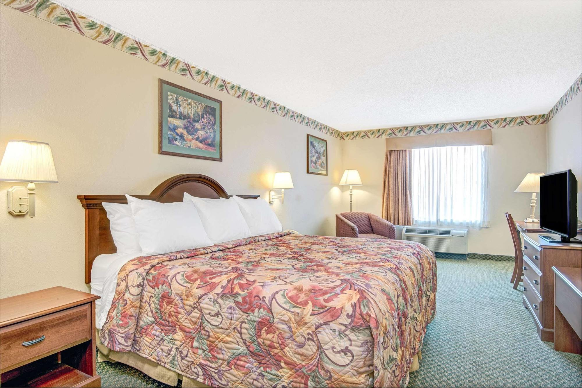 Days Inn By Wyndham Louisburg Екстериор снимка